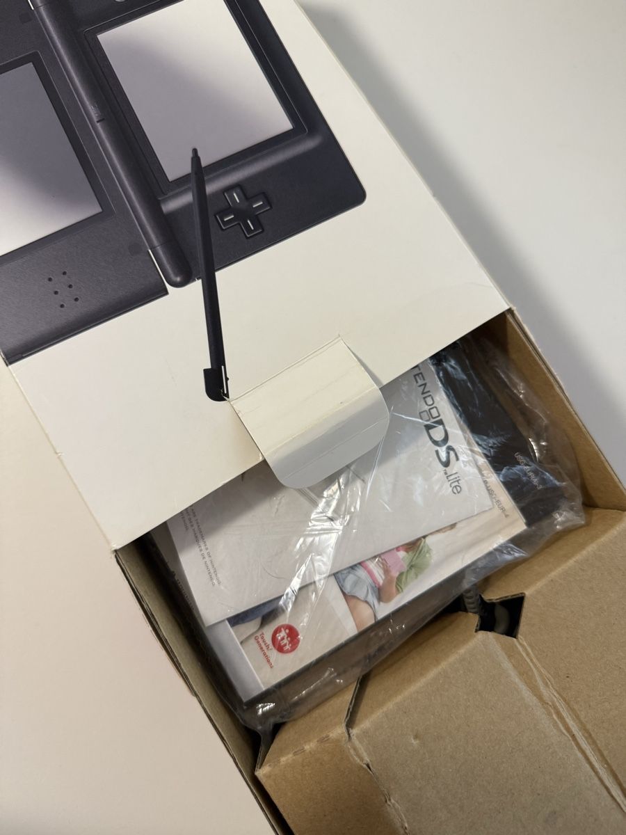 Nintendo Console: Nintendo DS Lite Console Black new with Original Packaging – Nuovo e nell'imballaggio originale da Villaz-St-Pierre venduto da AuctionWonFor3 4