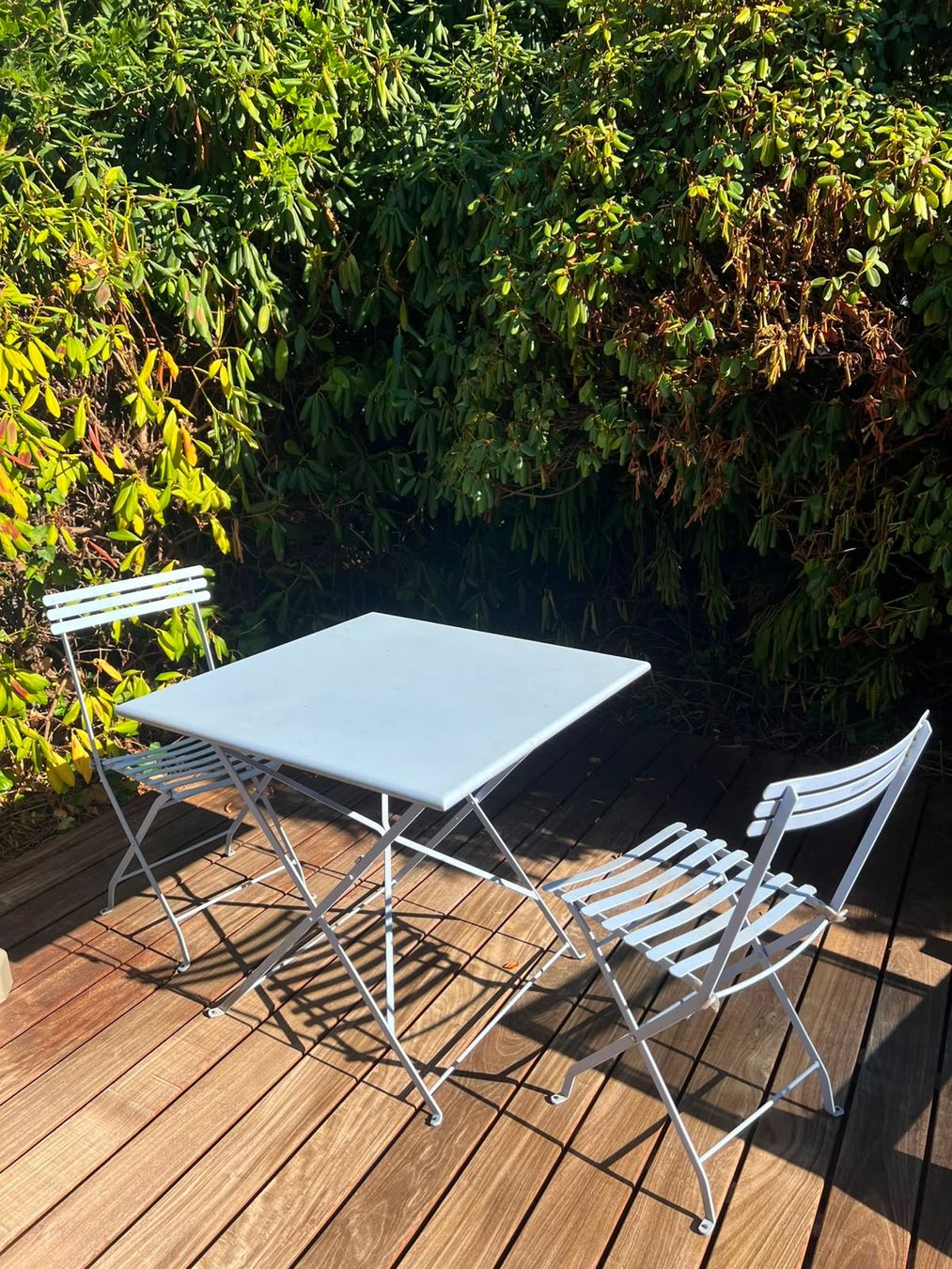 Set de table et chaises: Bistrot Tisch - Beautiful Ethimo foldable table + 2 chairs – D'occasion à Rüschlikon par ant_5v7g 3