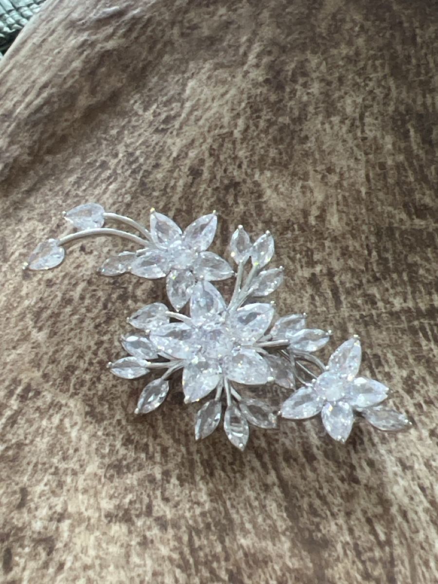 Broches & Aiguilles: Funkelnde Blumenbrosche – Neuf (Voir description) à Seon par Sunny-Schmuck78 1