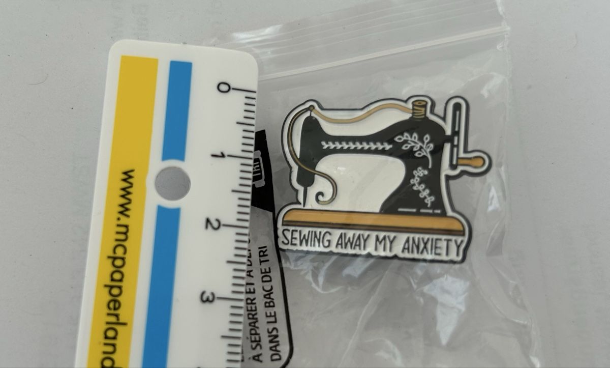 Plaketten & Abzeichen: Pin - sewing away my anxiety – Neu (gemäss Beschreibung) aus Basel von lau_982w
