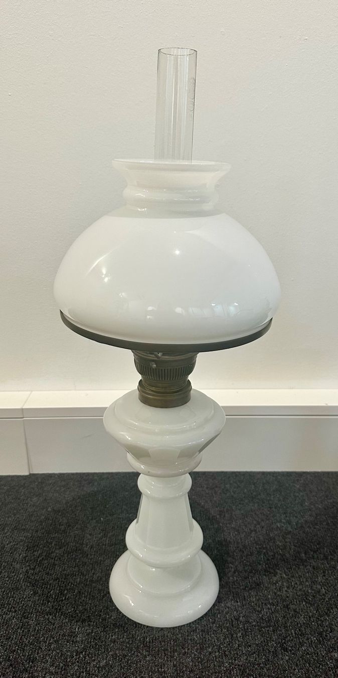 Lampen: Antike, weisse Petroleumlampe – Gebraucht aus Basel von artthings4you 1