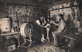 Sennen am Tisch beim Suppe-Essen