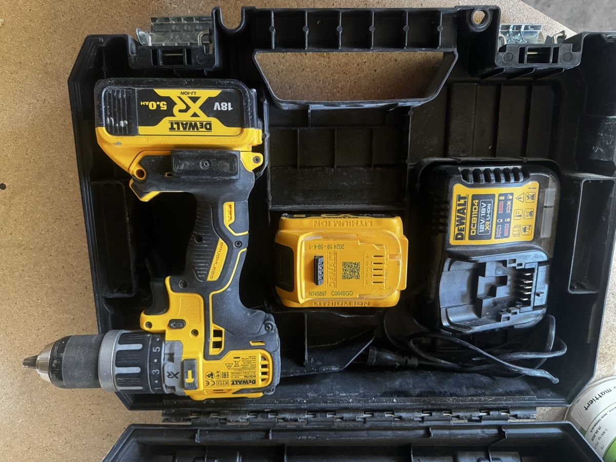 Dewalt Trapani: DEWALT DCD791PST Bohrschrauber 18V 5.0Ah mit Koffer Ab 1CHF – Usato da Uezwil venduto da sev_2f5k 1