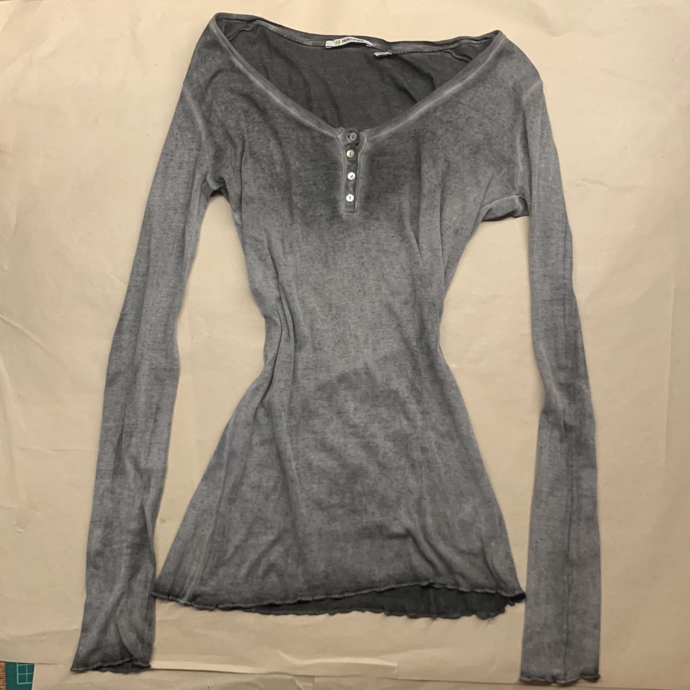 Top: Graues Henley-Shirt mit langen Ärmeln – Usato da Chalais venduto da Decoarts.art 2