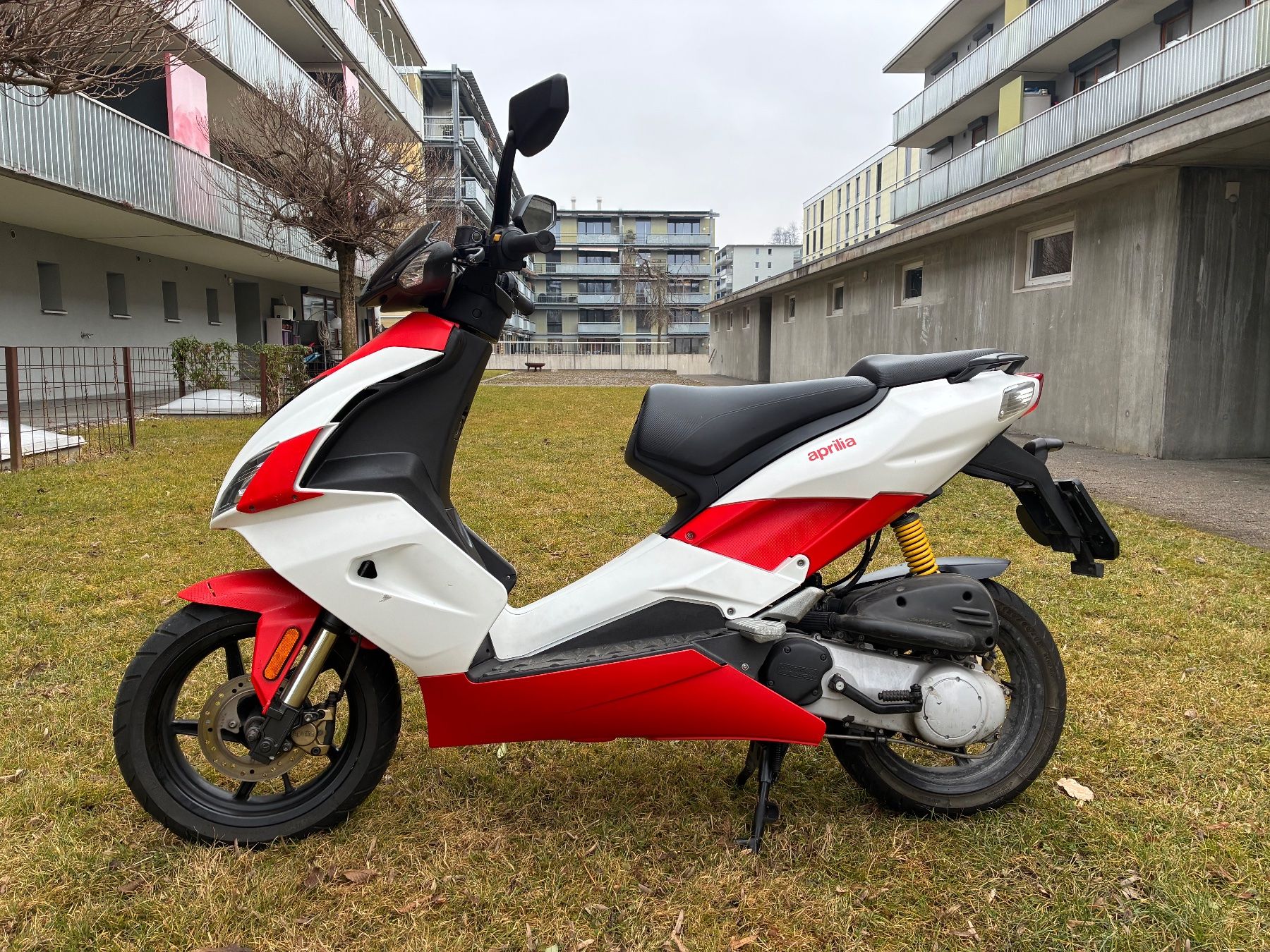 Aprilia Scooter: Aprila sr 50 ccm – Usato da St. Gallen venduto da zx10r 6