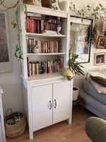 Bücherregal mit Türen