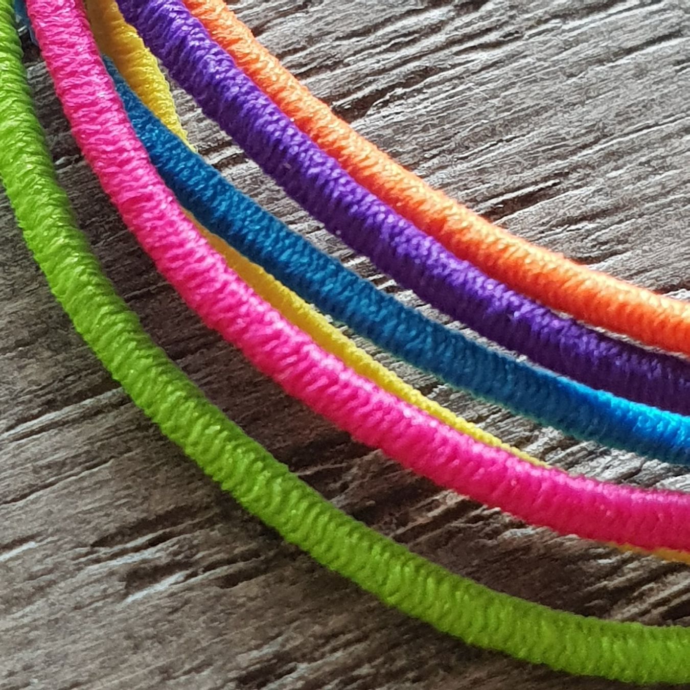 Haarschmuck: 🐸 6 HAARGUMMIS ASSORTIERT ODER FARBEN NACH WAHL – Neu und originalverpackt aus Môtier (Vully) von Frogs 9