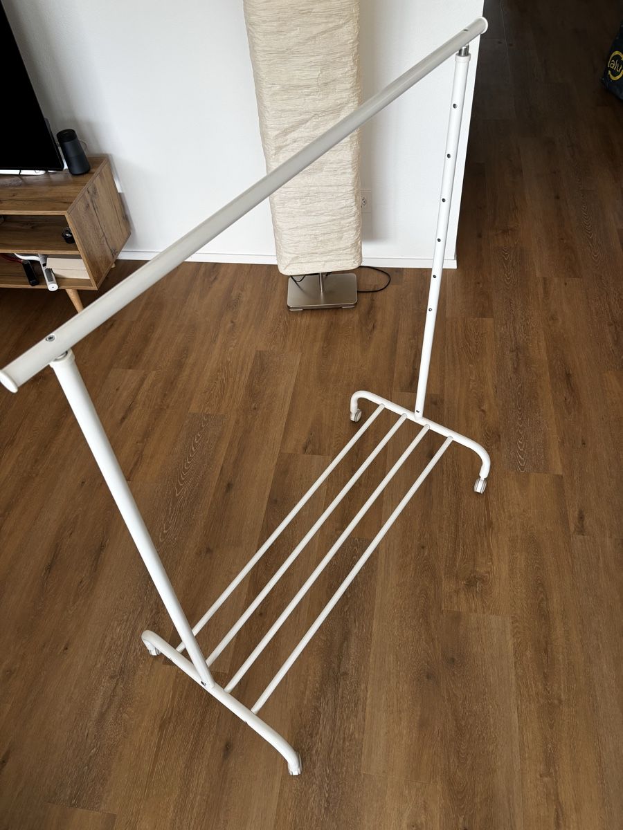 Ikea Garderobe: Kleiderständer IKEA Rigga weiss mit Rollen und Ablage – Gebraucht aus Hofstetten BE von neropantero 1