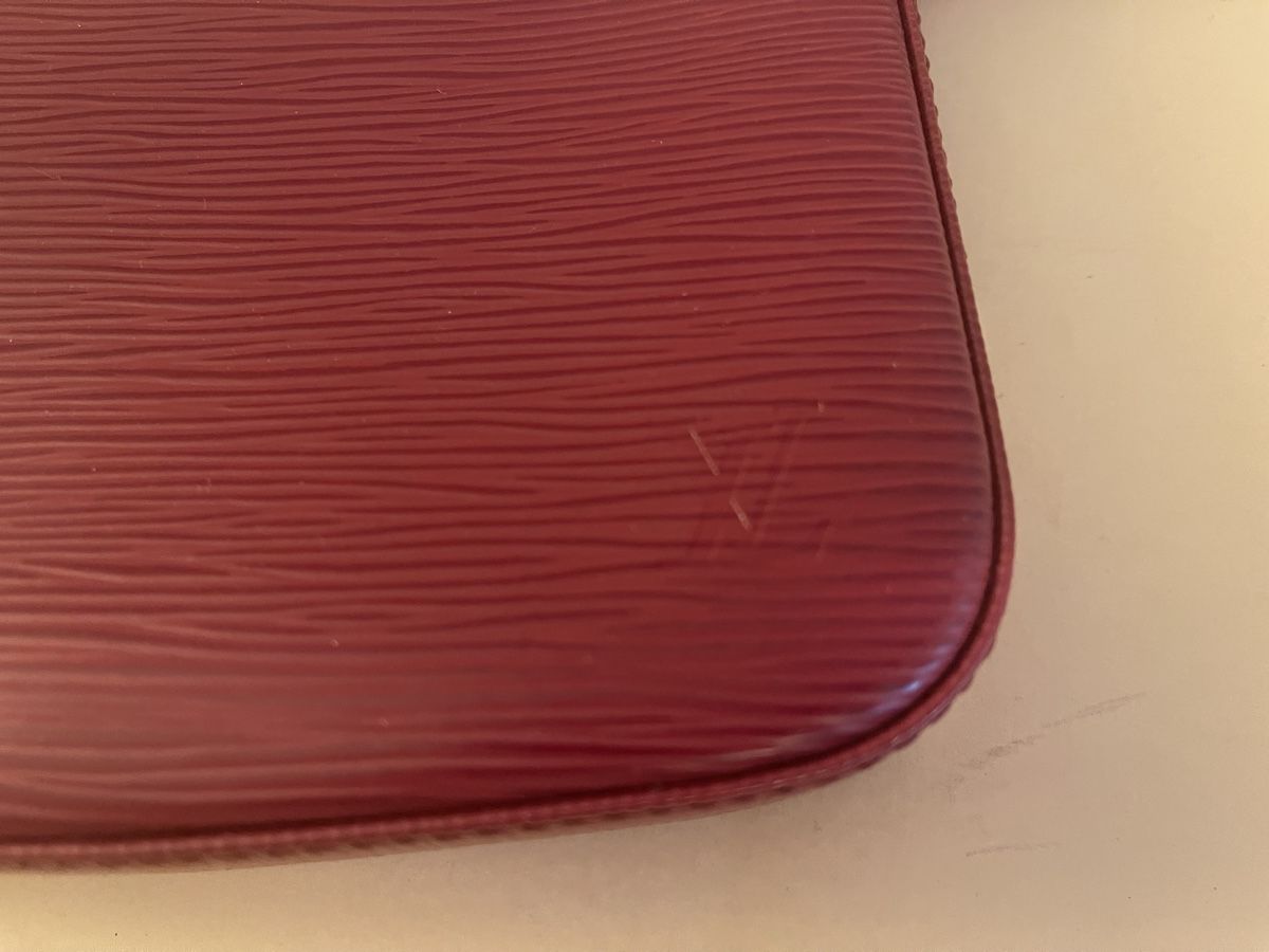 Borse da donna: Sac Louis Vuitton Pochette Accessoires Épi Rouge – Usato da GENEVE venduto da Myrtille8 5