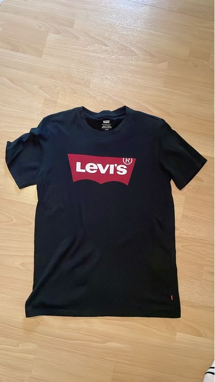 Levi's T-shirts: T-shirt Levi's nera con logo rosso, taglia M - Nuova! – D'occasion à Bellinzona par remarema