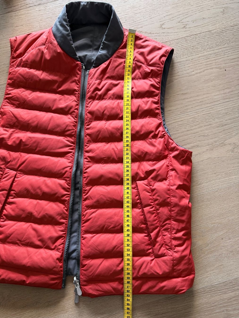 Brunello Cucinelli Gilet & Giacche: Brunello Cucinelli Herren Wend-Steppweste Grau/Rot – Usato da Oberwil b. Zug venduto da hallihallo12 6