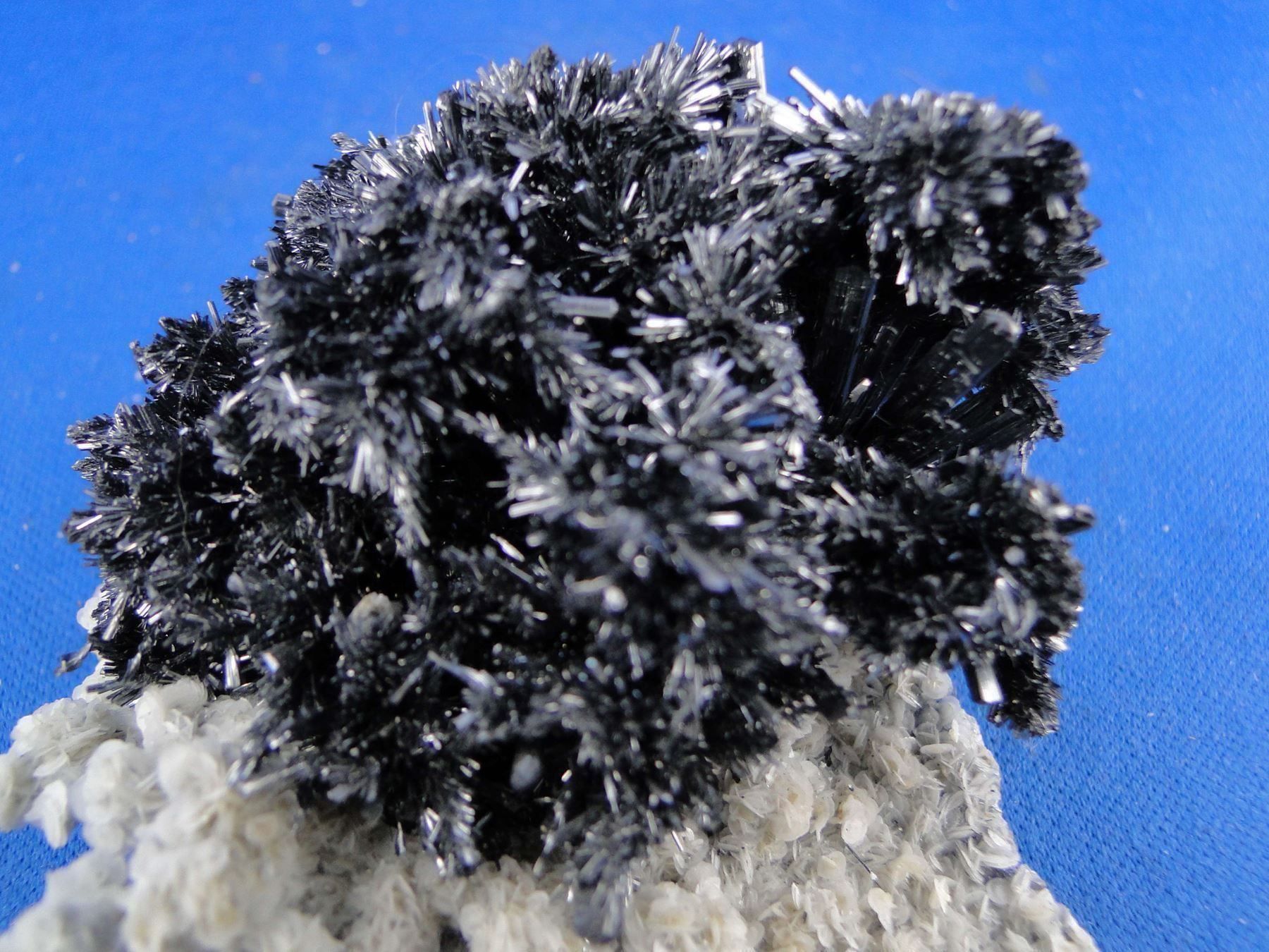 Minerali & Pietre curative: Stibnit auf Calcit – Usato da Schinznach Bad venduto da Demerald 7