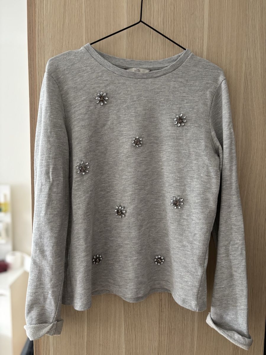 C&A Maglioni & Felpe: Grauer Pullover mit Schmucksteinen, Grösse S M, Top Zustand – Usato da Basel venduto da mic_5258