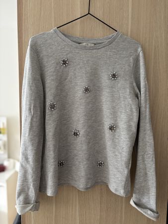 Grauer Pullover mit Schmucksteinen, Grösse S M, Top Zustand