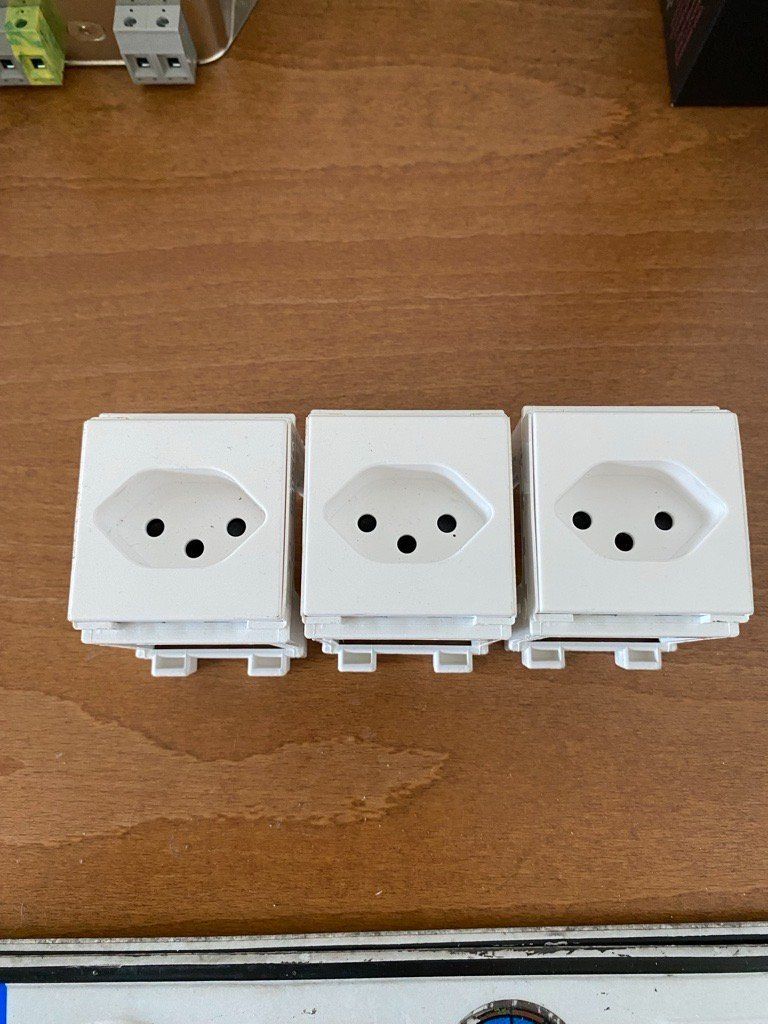Spine: Prises électriques rail din T13, parfait état ! – Nuovo (secondo la descrizione) da Marly venduto da Roger1700