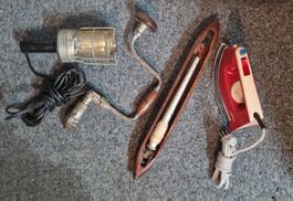 Alte Werkzeuge: Bohrer, Lampe, Webschiff und Bügeleisen.