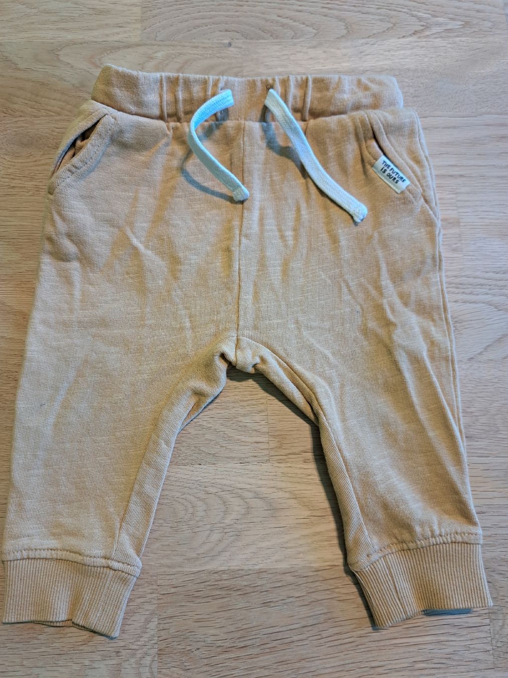 Next Pantaloni: 2 leichte Jogging Hosen, Grösse 74 – Usato da Bergdietikon venduto da Staphylococcus 1