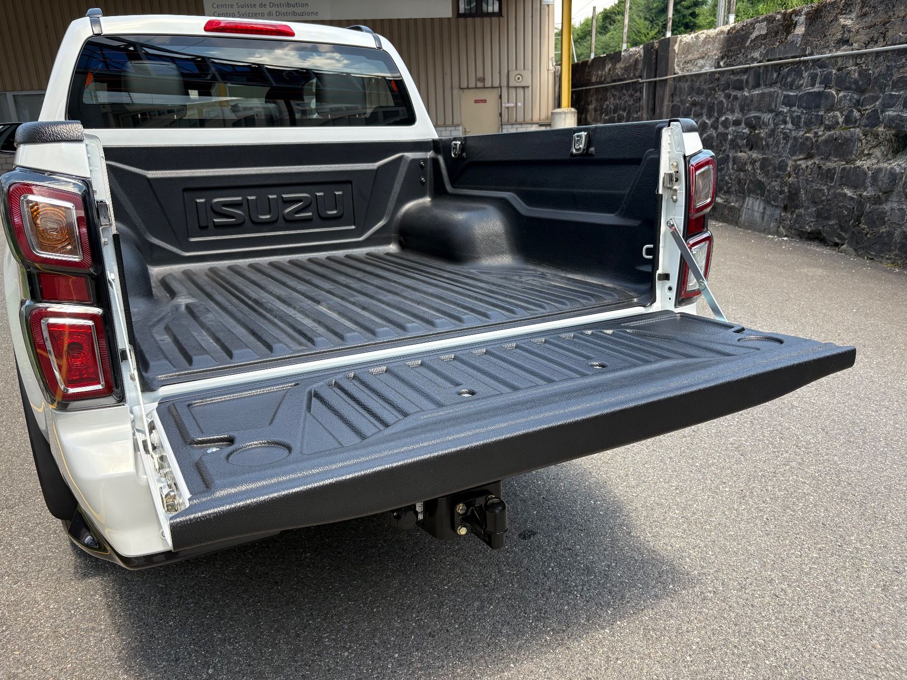 Isuzu Veicoli commerciali: ISUZU D-MAX 1.9 CrewCab N60FF 4x4 AT – Nuovo (secondo la descrizione) da Hasle LU venduto da Mroeoesli0 6