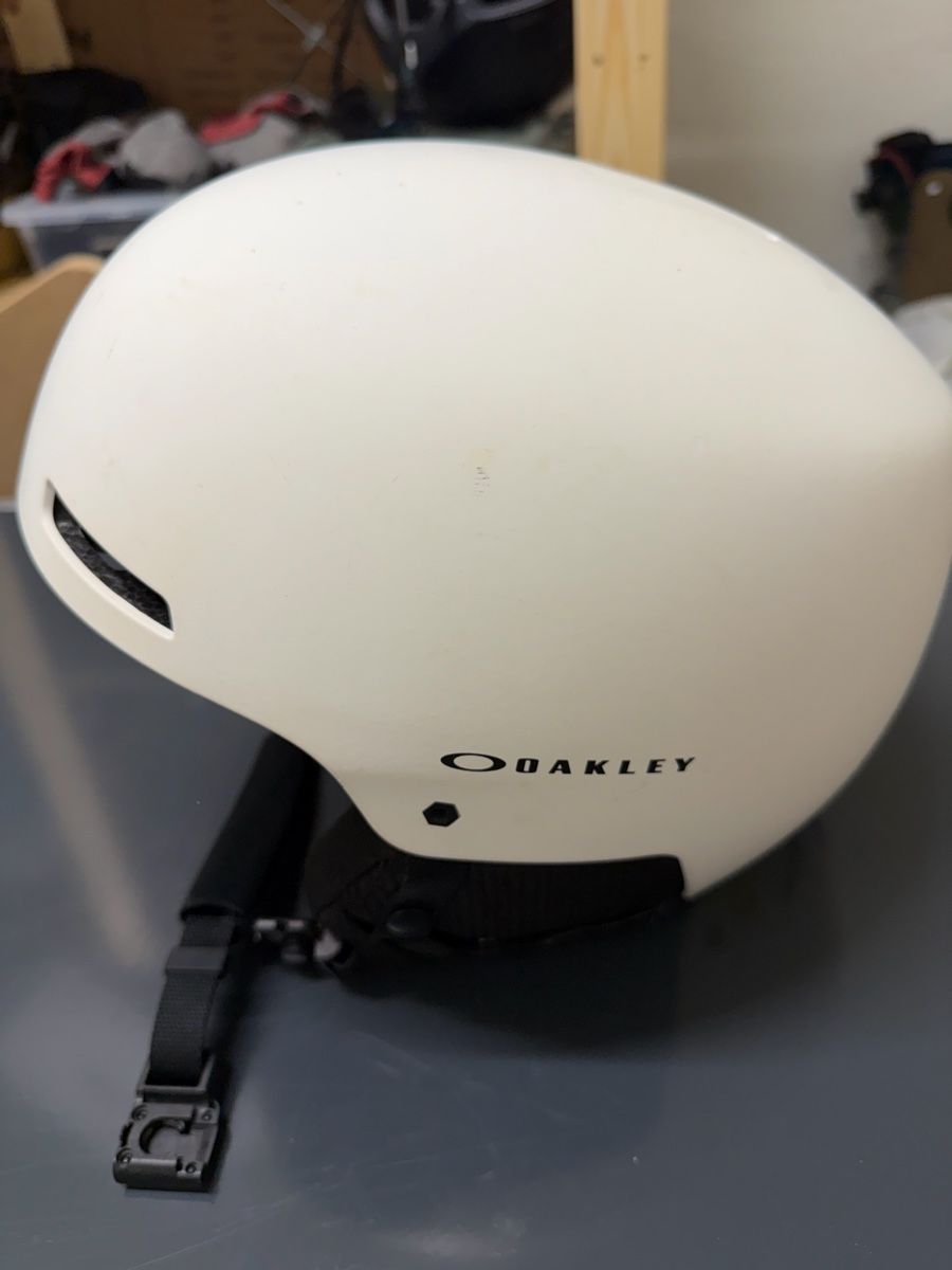 Oakley Helme: Oakley Skihelm MOD1 weiss mit Mips System gebraucht – Gebraucht aus Zürich von shenhua