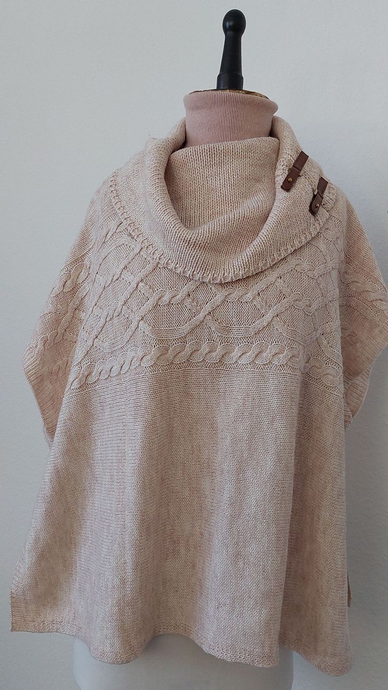 Giacche: Beige Strickponcho mit Lederdetails  – Usato da Gwatt (Thun) venduto da Letzte-Chance