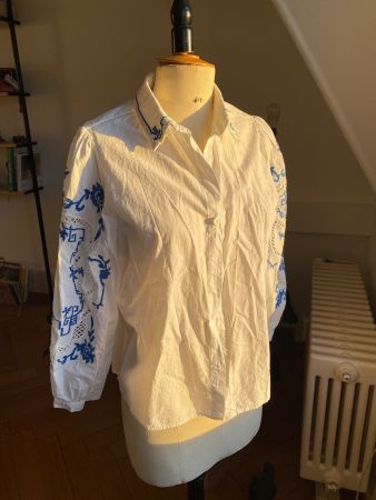 Amelia Bluse mit blauen Stickereien, Gr. 38