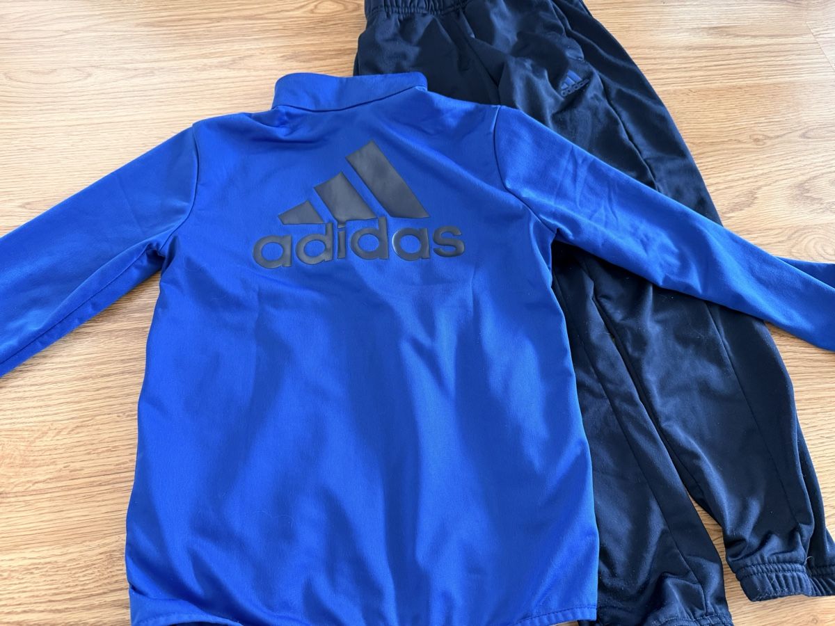 Adidas Lotti & Set di vestiti: Adidas Trainingsset Gr. 128 – Usato da Rotkreuz venduto da ZG6343 2
