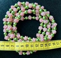 Antike Halskette mit zarten, grünen und roséfarbenen Perlen.