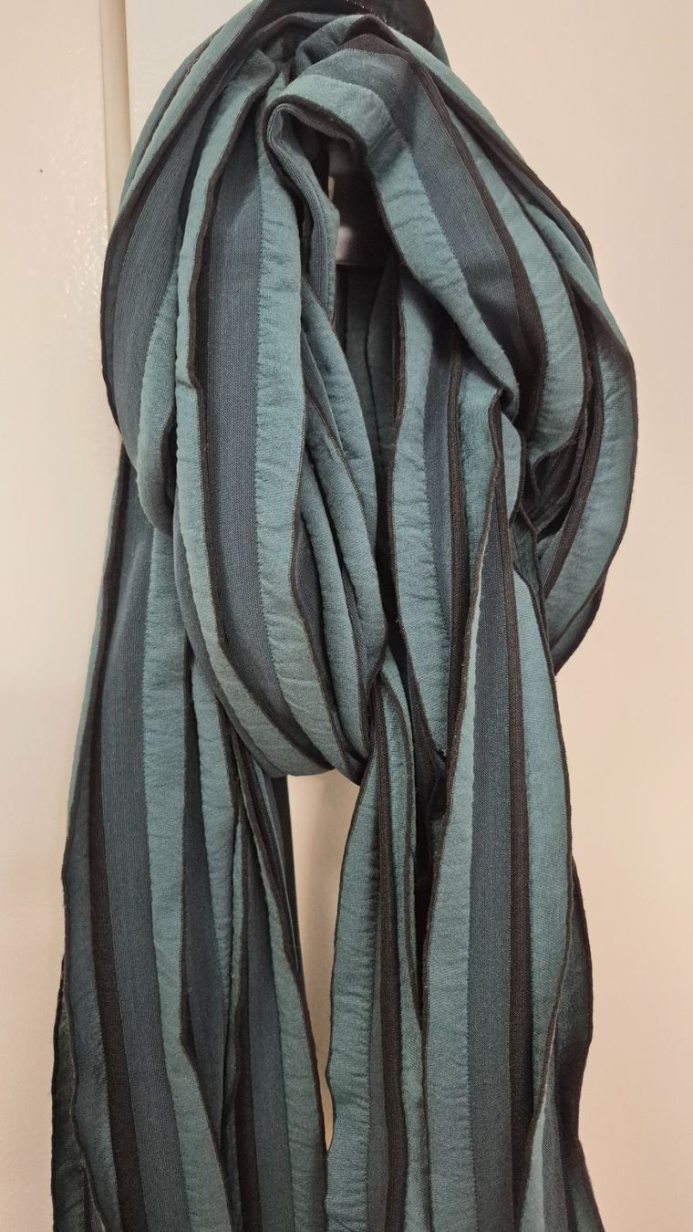 Foulard & Sciarpe: Sciarpa verde e nera - Accessorio di stile! – Usato da Wettswil am Albis venduto da lin_8h9t 2
