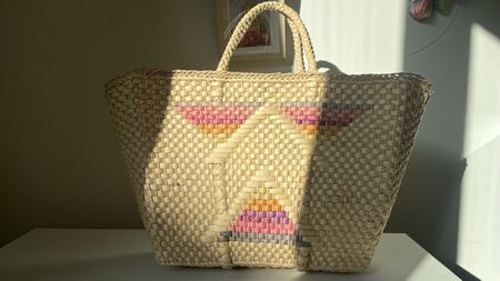 Borsa in paglia intrecciata con motivi geometrici colorati