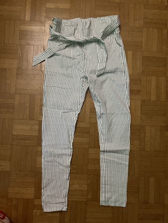 Gestreifte Sommerhose mit Bindegürtel, Grösse M (eher S)