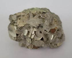 Peru: wunderschöner Matrix Pyrit-Schwimmer mit Quarz, 185g