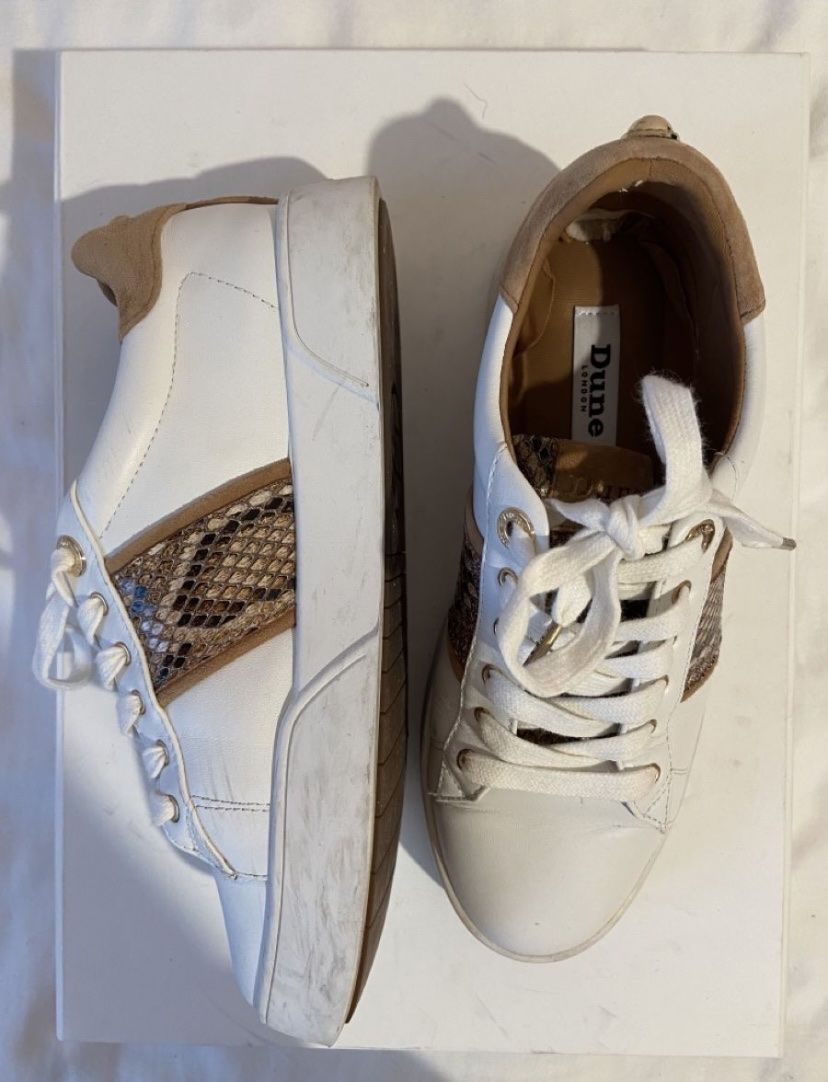 Scarpe da donna: Baskets Dunes blanches et beiges / crocodiles – Usato da Chêne-Bougeries venduto da sor_9rzp 1