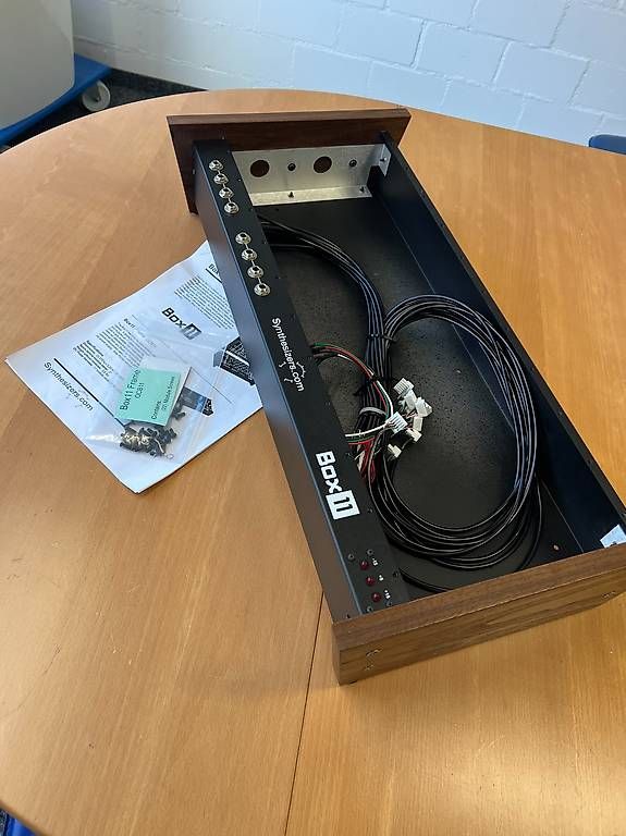 Strumenti musicali: BOX11 Cabinet von synthesizers.com – Usato da Langenthal venduto da Walch 2