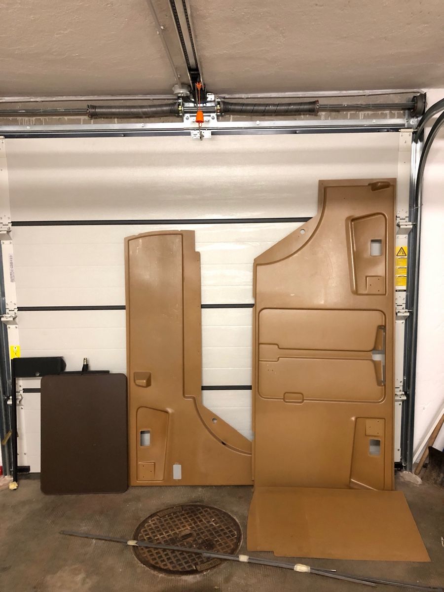 VW Autres accessoires pour camping: VW T3 Multivan Verkleidungen mit Tisch – D'occasion à Novazzano par macpanzer80