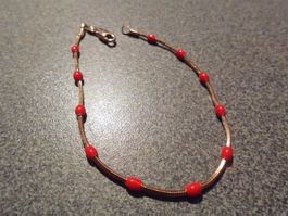 Fusskette goldfarbig, rote Steinchen