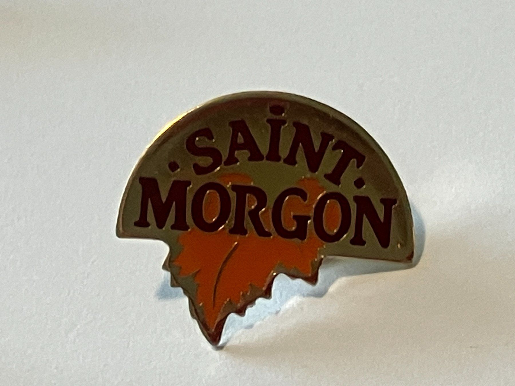 Plaketten & Abzeichen: 1 Pin Saint Morgon – Gebraucht aus Basel von djwwpp