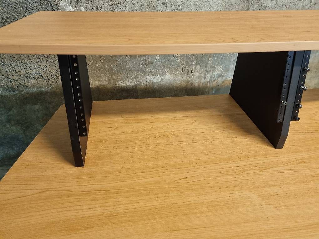Tavoli: Table de de studio avec support 19" – Usato da Neuchatel venduto da Groove 1