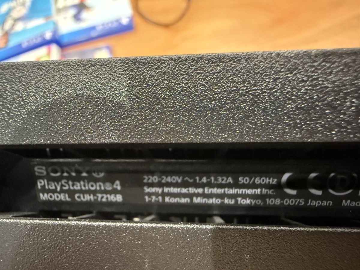 Sony Console: PS4 Pro Bundle mit Spielen & Controllern – Usato da Gümligen venduto da Miguele_be 1