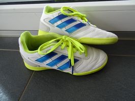 Adidas Hallenschuhe Gr. 33 - Top Zustand für den Sport!