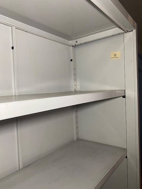 Schränke: Armoire solide en métal 4 Tablats – Gebraucht aus Chamoson von a_laroyale 2