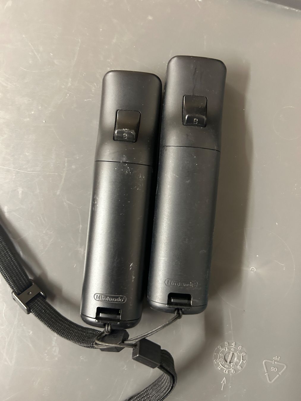 Nintendo Controller: 2x Nintendo schwarz Wii Remote Controller – Usato da Bülach venduto da INO_ 1
