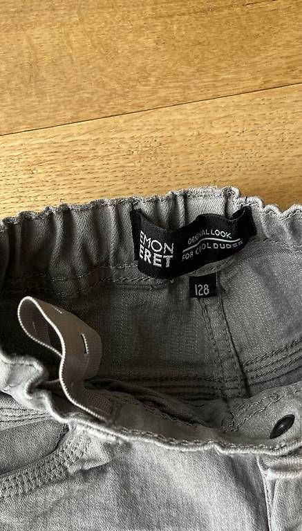 Hosen: Kurze Jeanshose Gr.128 grau – Gebraucht aus Oberkirch LU von ocki 1