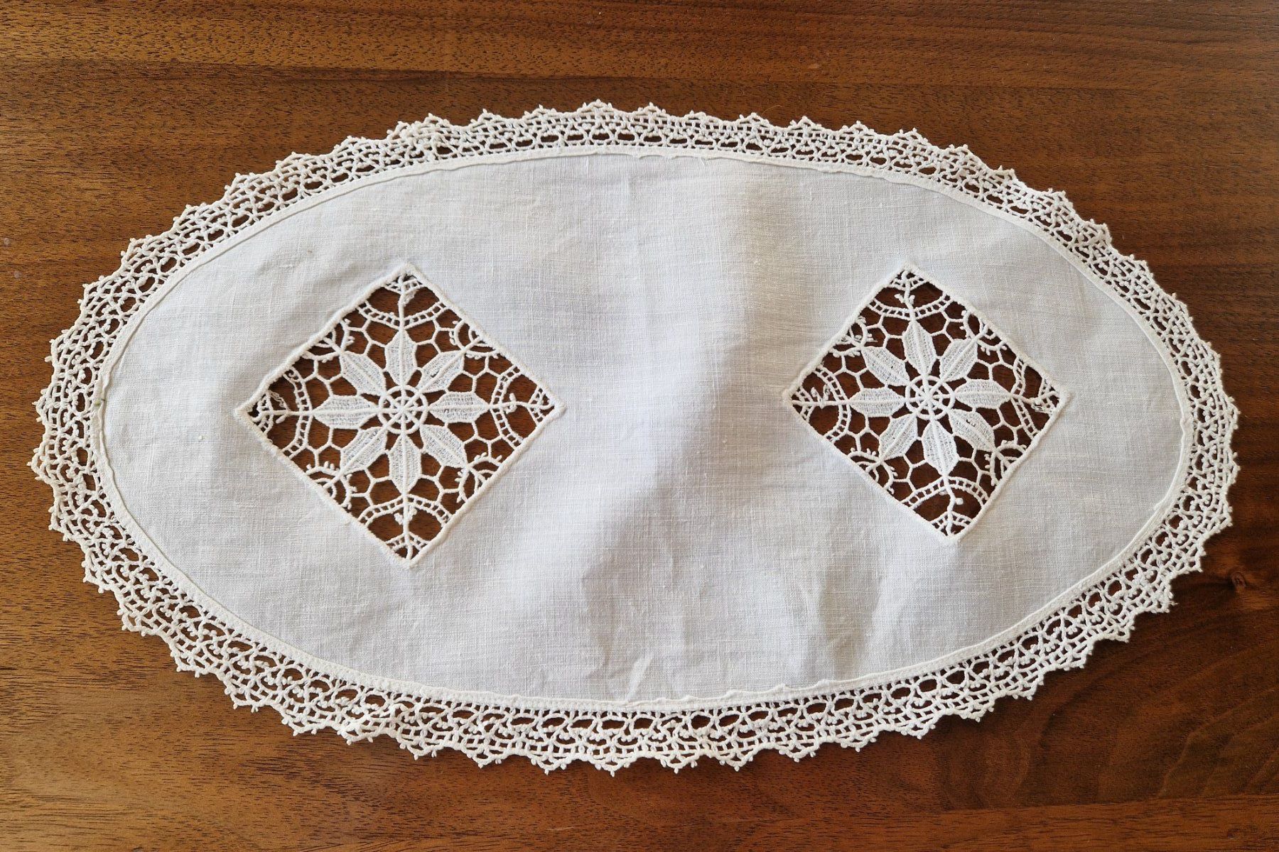 Altra biancheria da tavola: Feine Deckchen mit St. Gallen Spitze, 41x23cm – Nuovo (secondo la descrizione) da Bern venduto da Antikbatik 1