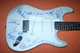 Schlagerstars - Autogramm auf Gitarre