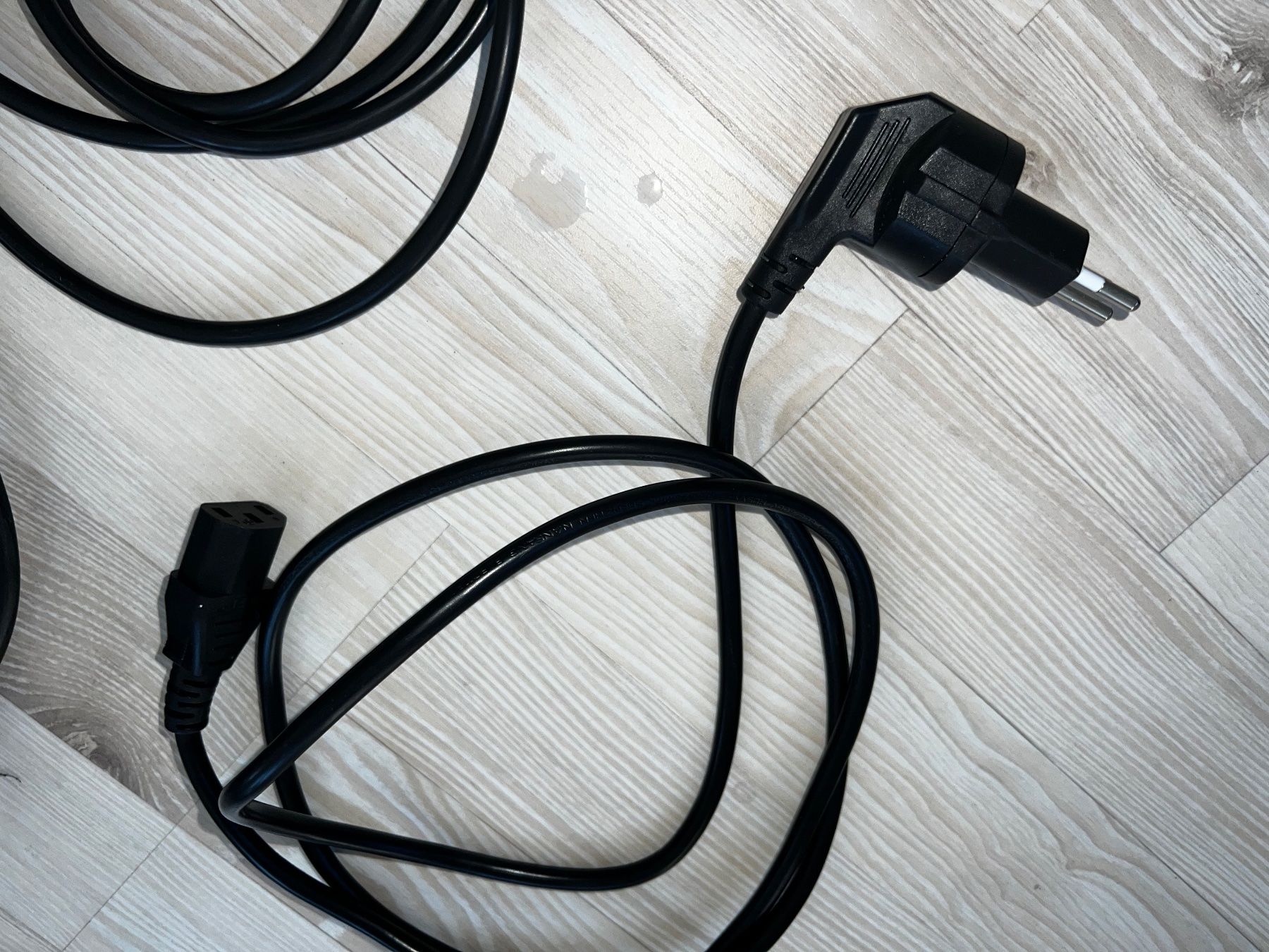 Kabel: Stromkabel Netzteil Stromkabelset Stecker verschiedene Kabel – Gebraucht aus St. gallen von Weltaristokrat 2