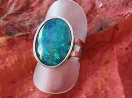 schlicht edler 18Kt. WG Ring, Opal  UNIKAT a.d. Goldschmiede
