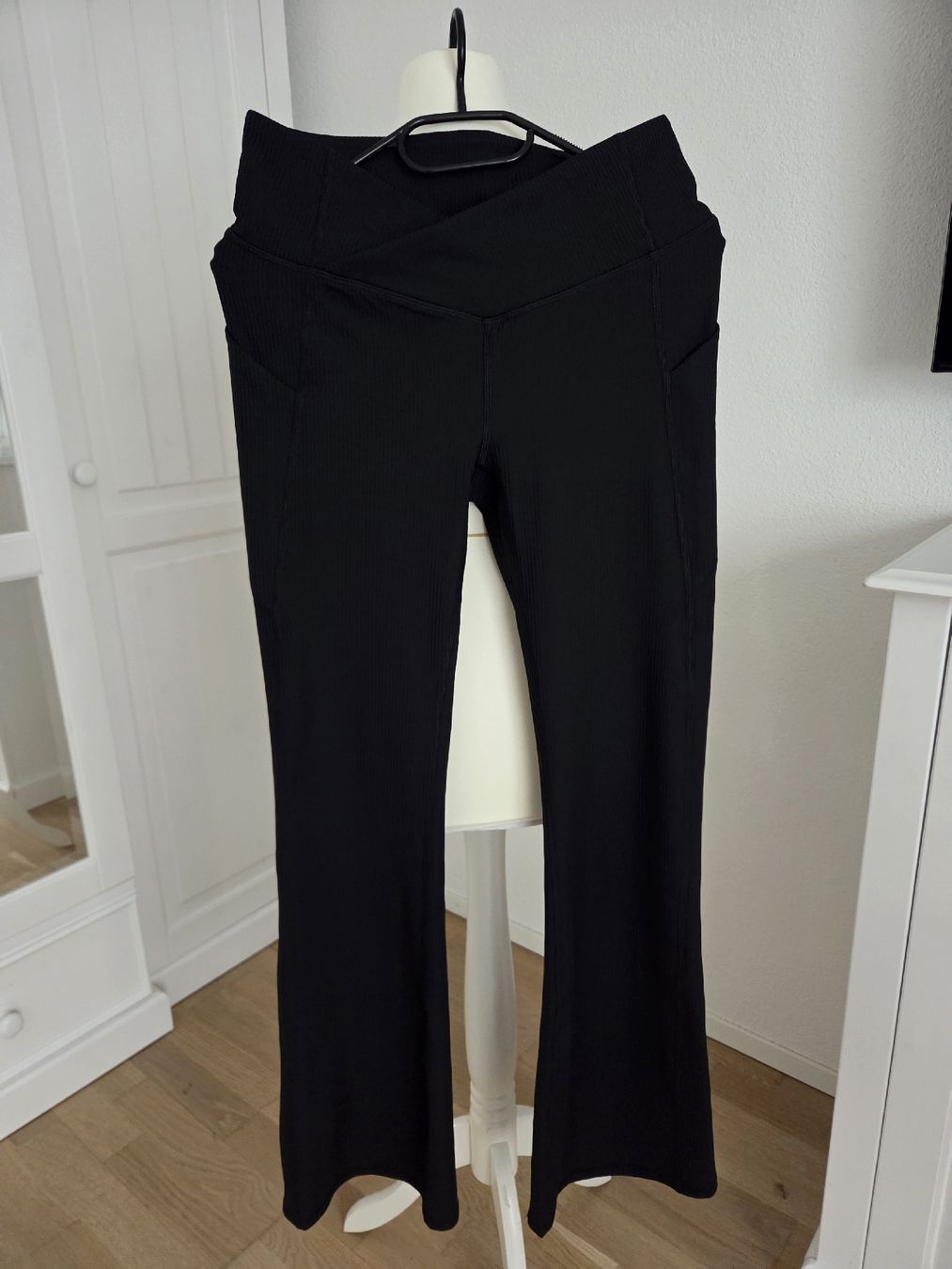 Leggings: ausgestellte Leggings, Grösse S-M, Schwarz – Usato da Bülach venduto da Recherchieren