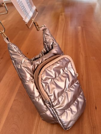 Trendige Puffy Bag / Crossbody Bag in Gold