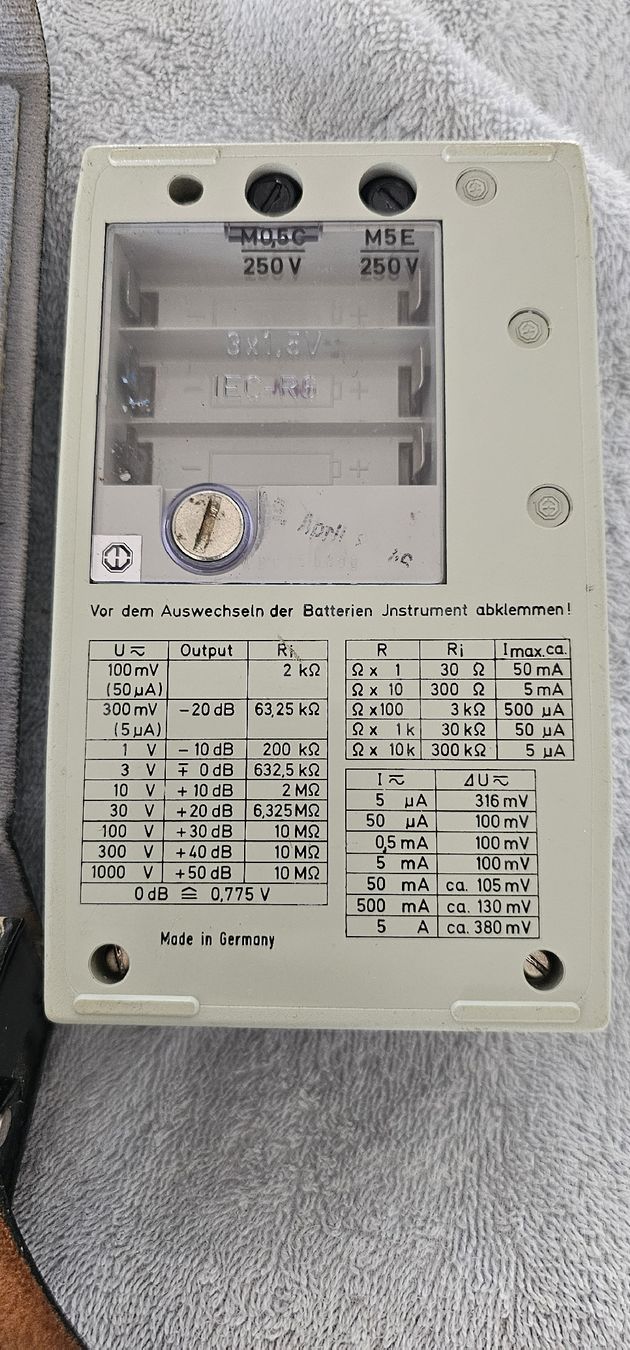 Misurare: Antikes Voltmeter, in Ledertasche – Usato da Zürich venduto da Wohlgi 1