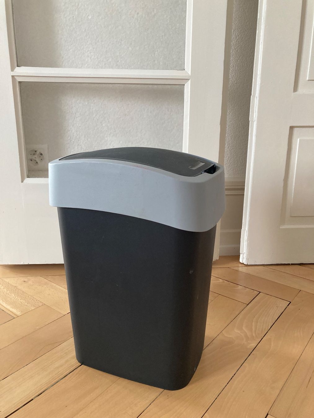 Poubelles: Abfalleimer mit Deckel schwarz/grau 46cm hoch – D'occasion à Zürich par mar_y2x7